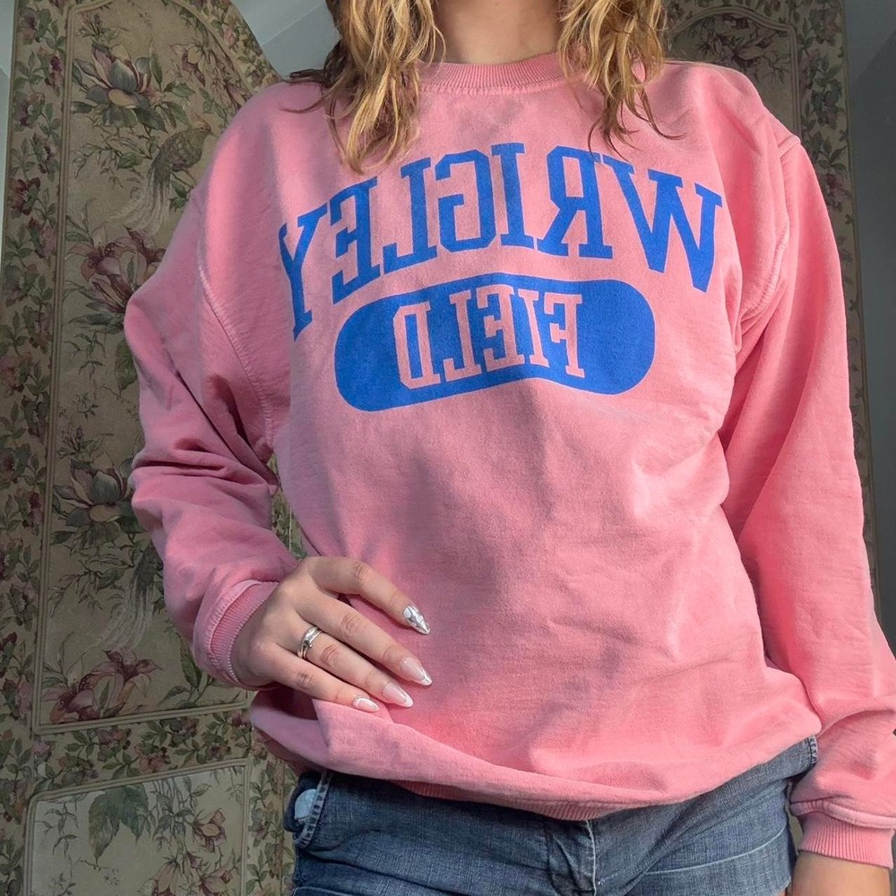 Genuine Wrigley Field Pink Crewneck Sweatshirt Mens Small Pigment Dyed